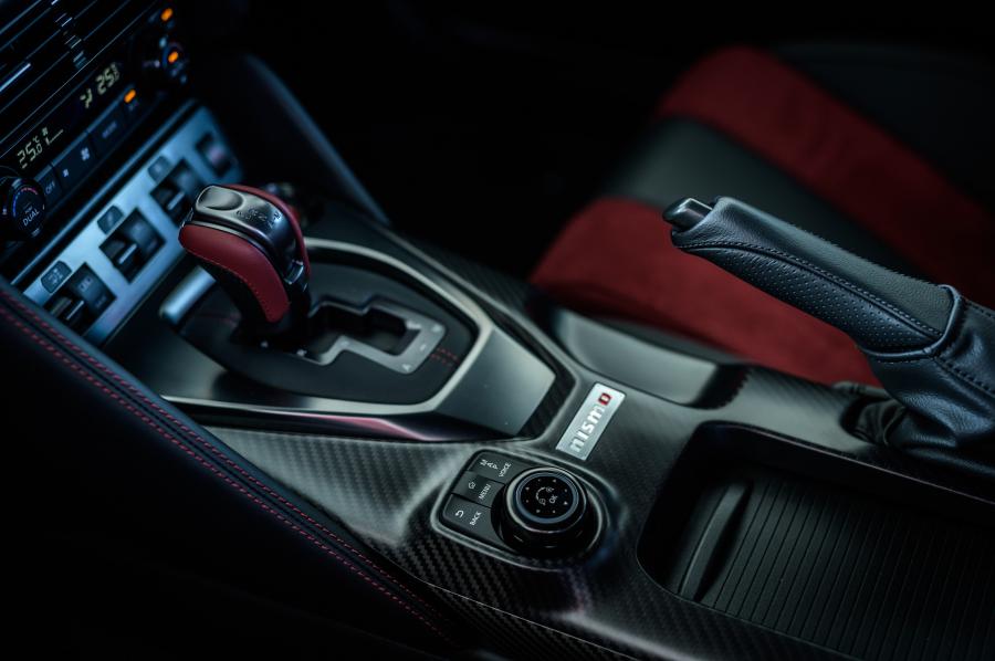 Детали интерьера Nissan GT-R Nismo (R35) 2019 года  (JP) (фото 21 из 27)